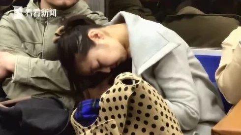 人妻痴汉电车内惊现罕见偷拍，众人目击后愤怒围攻，现场气氛瞬间失控令人震惊！