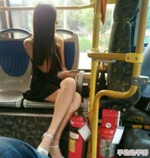 公车忘穿内裤被挺进小说，意外遭遇引发的尴尬与幽默瞬间，令人捧腹大笑的故事情节不断升级
