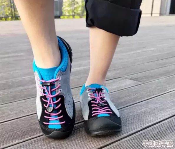 女生和男生一起相嗟嗟嗟轮滑鞋,欢快的旋转与友谊的碰撞让这个秋季更加精彩纷呈! 女生和男生一起相嗟嗟嗟轮滑鞋,欢快的旋转与友谊的碰撞让这个秋季更加精彩纷呈!