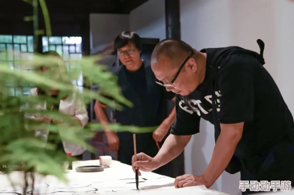 岳丰满多毛的大隂户引发热议，网友纷纷讨论其背后的文化与社会影响，话题持续升温！