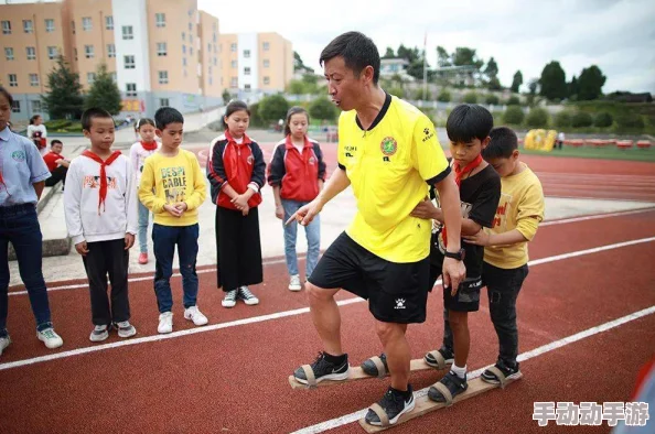 体育老师在单杠下抄了一节课，学生们纷纷表示惊讶与佩服，课堂气氛活跃引发热议