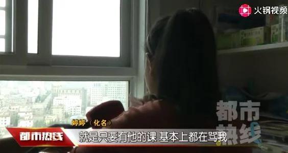 女同桌夹得我好爽她竟然在课堂上用这种方式让我心跳加速全班同学都惊呆了我的脸红到不行