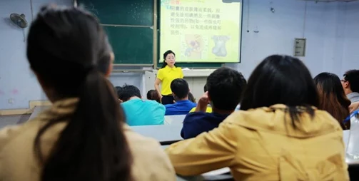 和女同学厕所做了四次，事件引发广泛关注，网友热议校园安全与道德教育的重要性