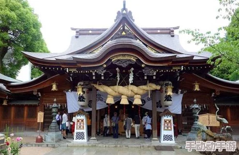 日本h彩色无遮挡琉璃神社传递积极能量与美好愿景让人们在这里感受到心灵的宁静与生活的希望