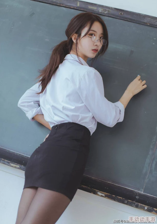 极品丝袜老师h系列第六章 这部作品情节紧凑,角色塑造鲜明,尤其是丝袜老师的形象令人难忘,非常值得一读! 极品丝袜老师h系列第六章 这部作品情节紧凑,角色塑造鲜明,尤其是丝袜老师的形象令人难忘,非常值得一读!