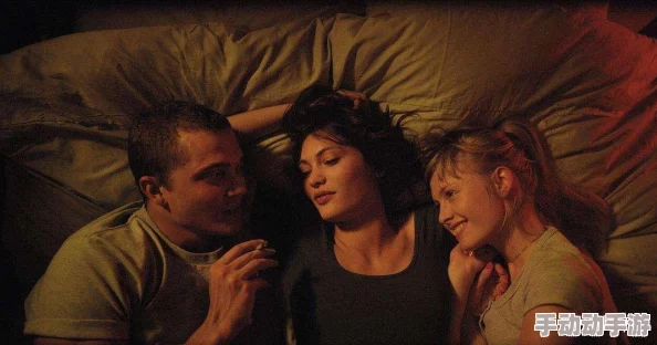 韩国伦理电影苹果引发热议观众对剧情和演员表现赞不绝口影片探讨了复杂的人际关系与情感纠葛