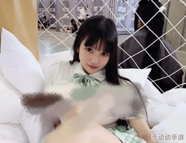 美女扒开内衣露出jk某知名女星在最新写真中大胆尝试透视装