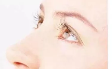 云樱流眼泪翻白眼咬铁球是指在高压环境下，个体通过各种方式表达不满或抗议的象征性行为