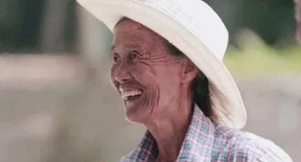 浓毛都白了的老太BBW年龄增长，毛发变白，反映生命历程的自然变化