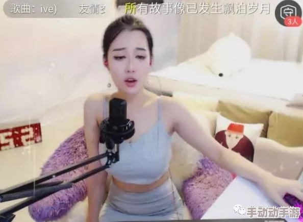 帮美女挤奶最近在农场体验挤牛奶的乐趣