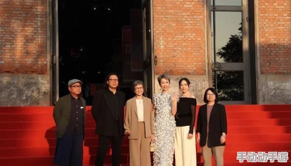 夜童一部揭示人性与命运的黑色幽默电影,值得深思人生与选择。 夜童一部揭示人性与命运的黑色幽默电影,值得深思人生与选择。