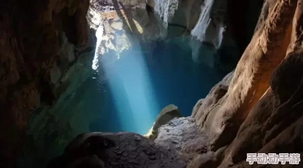 茅道行至峡谷深处探索未知领域小队遭遇神秘生物