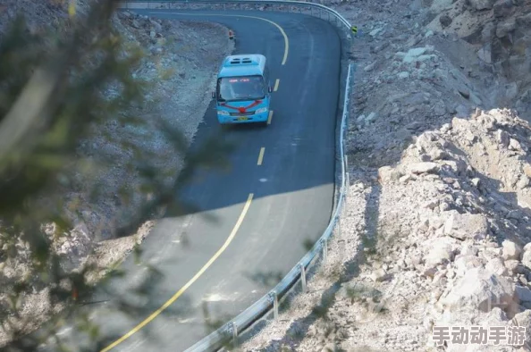 百合车行驶在乡间小路上乘客们欣赏着沿途风景