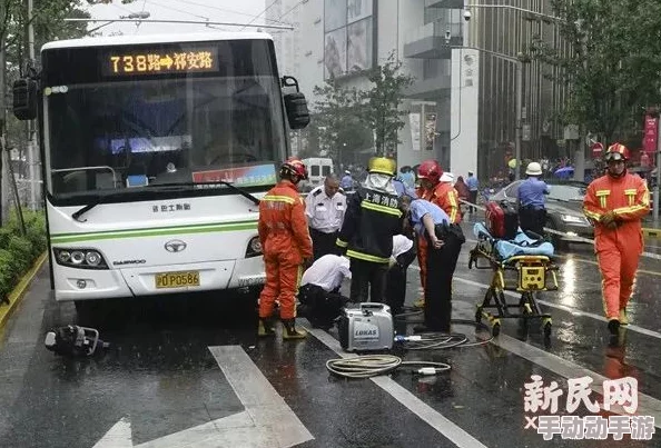 公交车破了两个六年级学生事故发生后警方迅速介入调查并对现场进行勘查以确定责任