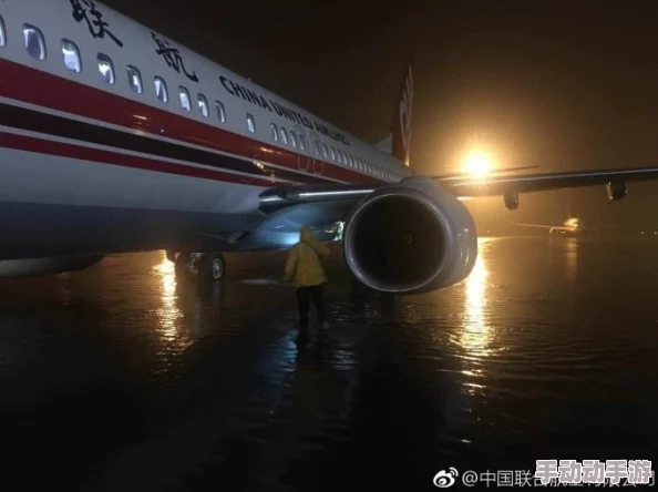 出差大暴雨在讨厌主管滞留机场航班取消只能在宾馆加班到深夜