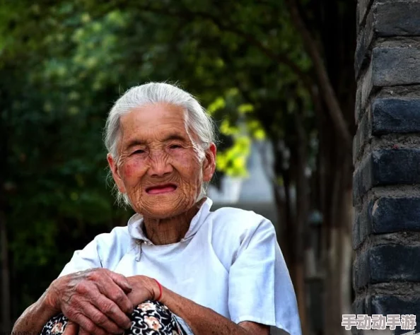 肥胖老人做受视频听说拍摄地是养老院的花园还用了特效化妆