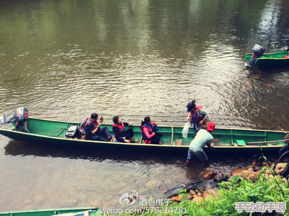 老卫在船上弄雨婷听说还带了小丽一起玩现在大家都议论纷纷