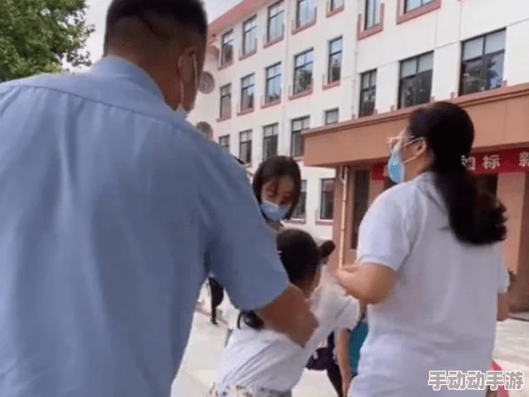 上课夹了一节课跳蚤跳蚤成功逃脱，现藏匿于教室地板缝隙，搜捕行动正在进行中