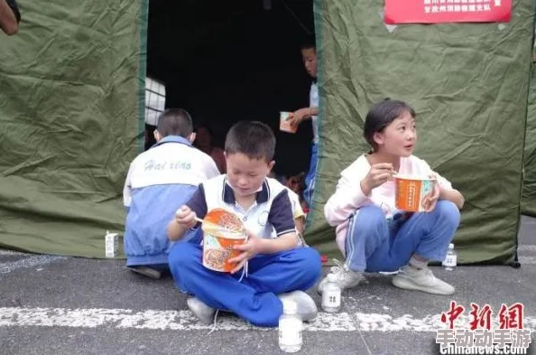 一男孩半夜给女孩吃坤巴传递温暖分享快乐友爱互助真挚情谊令人感动