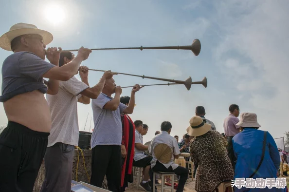 中国老头老太近日一位老奶奶在公园里教年轻人跳广场舞引发热议