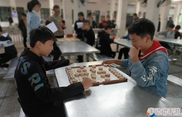 岳口我据说小学时是学校的象棋冠军还拿过市里书法比赛二等奖